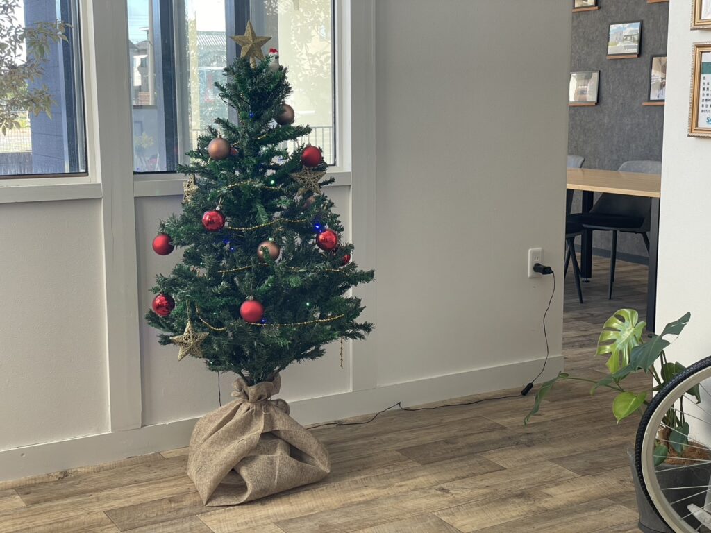 クリスマスツリーを飾りました！